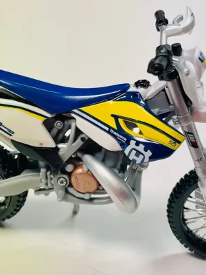 Koopje Maisto Husqvarna FE 501 1:12 WHITE/BLUE